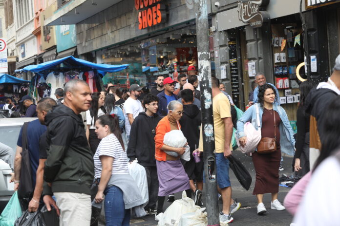 Movimentação de consumidores na rua 25 de Março, região central de São Paulo, neste sábado (12) | Foto: Renato S. Cerqueira/Ato Press/Folhapress
