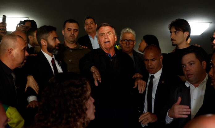 O ex-presidente Jair Bolsonaro esteve na câmara dos deputados hoje para uma reunião de parlamentares do PL e de outros partidos aliados | Foto: Pedro Ladeira/Folhapress