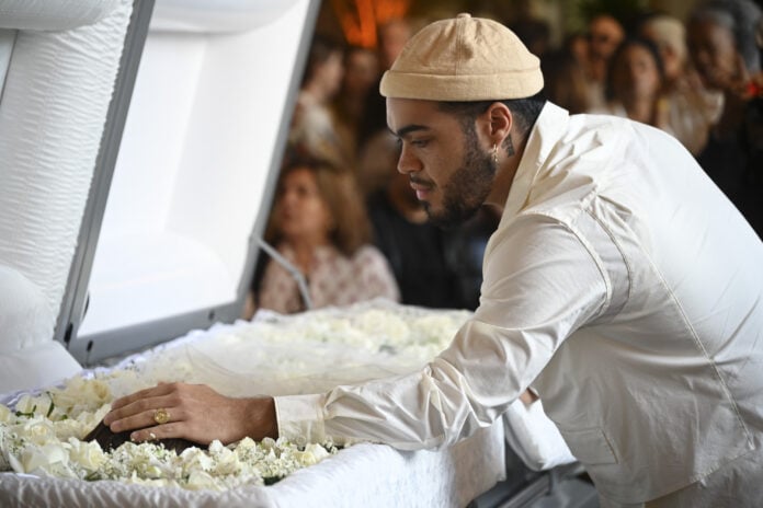 O corpo da cantora Preta Gil esta sendo velado nesta sexta-feira (25), no Theatro Municipal do Rio de Janeiro. Familiares, amigos e fas prestam as ultimas homenagens a artista | Foto: ALEXANDRE BRUM/Agencia Enquadrar/Folhapress