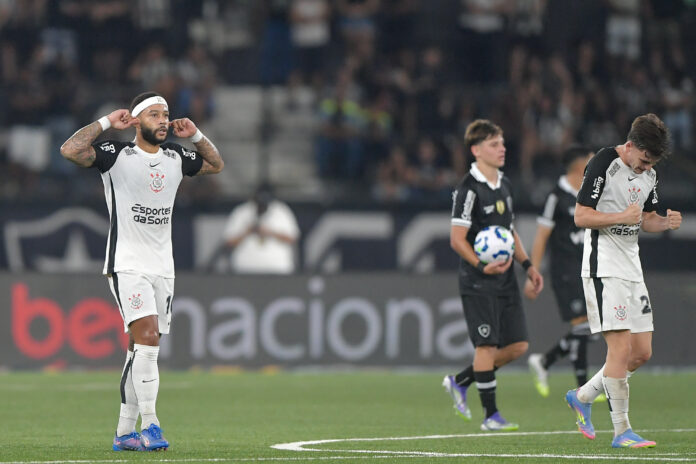 Memphis Depay jogador do Corinthians comemora seu gol durante partida contra o Botafogo | Foto: Thiago Ribeiro/AGIF/Folhapress