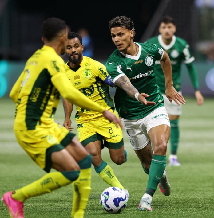 O jogador Richard Ríos, da SE Palmeiras, disputa bola com o jogador do Mirassol FC, durante partida válida pela décima quarta rodada, do Campeonato Brasileiro, Série A, na arena Allianz Parque | Foto: Cesar Greco/Palmeiras/by Canon