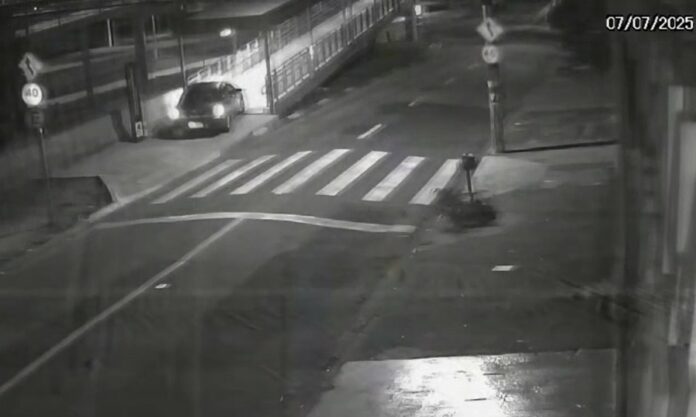 Motorista sobe rampa de passarela do BRT em Campinas e precisa voltar de ré Motorista sobe rampa de passarela do BRT em Campinas e precisa voltar de ré