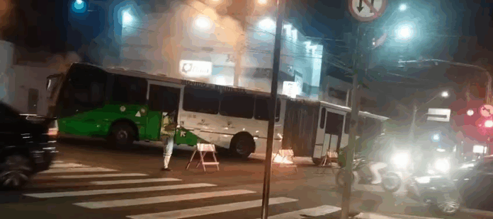 Ônibus pega fogo em avenida de Campinas e passageiros são transferidos Ônibus pega fogo em avenida de Campinas e passageiros são transferidos