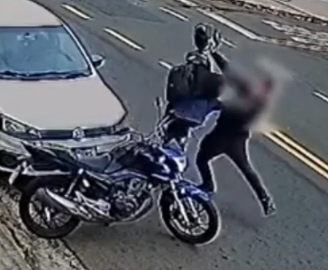 Motociclista reage a tentativa de roubo e entra em luta corporal com suspeito em Campinas Motociclista reage a tentativa de roubo e entra em luta corporal com suspeito em Campinas