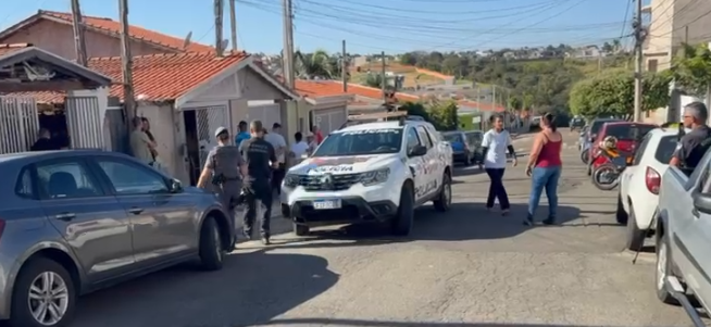 Mulher é morta a facadas dentro de casa após desentendimento com vizinha