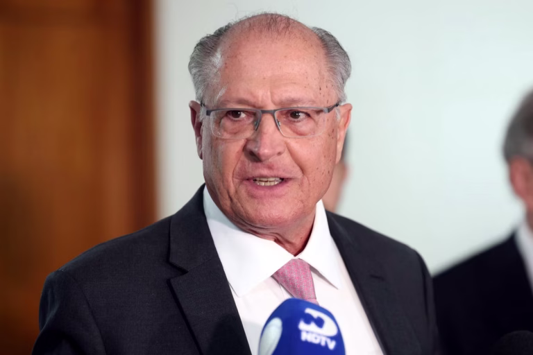 Geraldo Alckmin assina a carta | Foto Valter Campanato/Agência Brasil