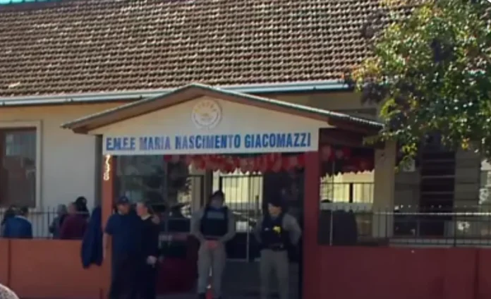 Policiais na porta da escola | Reprodução Policiais na porta da escola | Reprodução