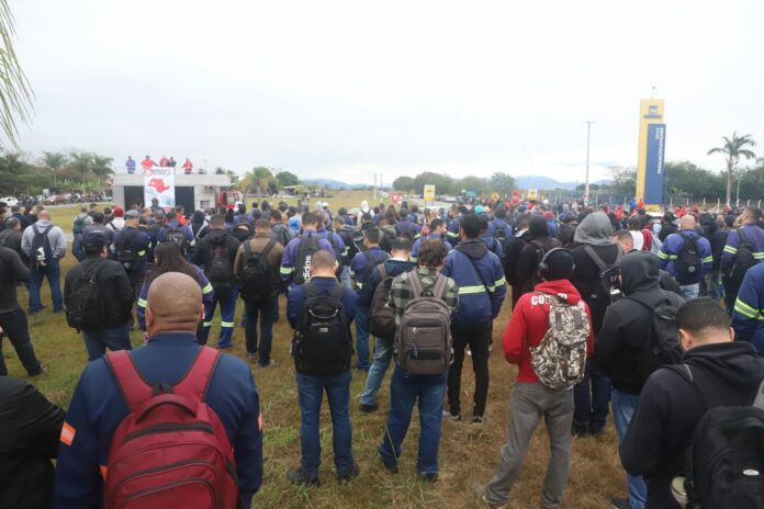 Funcionários da Gerdau em Pindamonhangaba fazem protesto com atraso na entrada