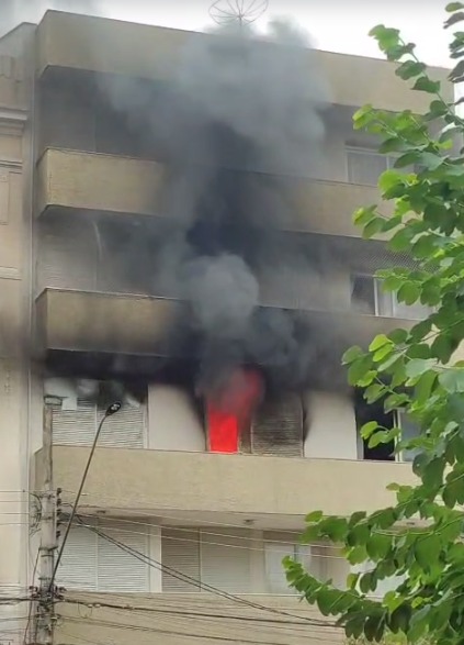 VÍDEO: Incêndio atinge apartamento no centro de Guaratinguetá e deixa cinco pessoas feridas