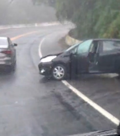 Carro se envolve em acidente e sai da pista na Floriano Rodrigues Pinheiro, em Pindamonhangaba Carro se envolve em acidente e sai da pista na Floriano Rodrigues Pinheiro, em Pindamonhangaba