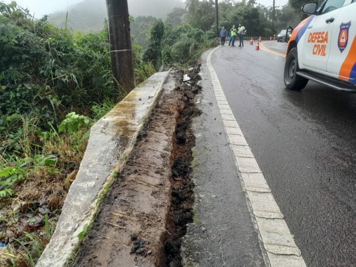 Deslizamento de terra interdita trecho da Rio-Santos em São Sebastião Deslizamento de terra interdita trecho da Rio-Santos em São Sebastião