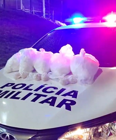 VÍDEO: Homem é preso com mais de 5 mil porções de drogas após fugir da polícia em São José VÍDEO: Homem é preso com mais de 5 mil porções de drogas após fugir da polícia em São José