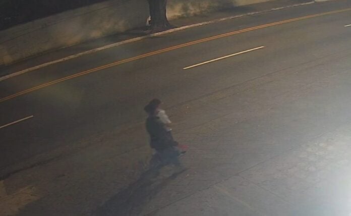 Câmeras flagram jovem de Jacareí caminhando com o ex na véspera de ser morta; VEJA Câmeras flagram jovem de Jacareí caminhando com o ex na véspera de ser morta; VEJA