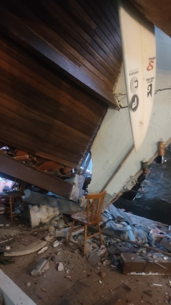 Telhado cede em residência em Maresias e moradores escapam ilesos com ajuda de vizinhos Telhado cede em residência em Maresias e moradores escapam ilesos com ajuda de vizinhos