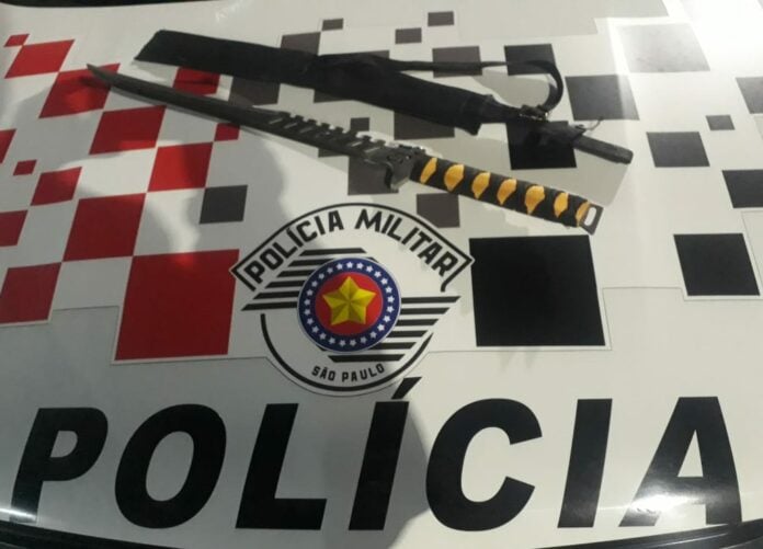 Homem é preso após invadir casa com facão e ameaçar moradora na zona norte de São José Homem é preso após invadir casa com facão e ameaçar moradora na zona norte de São José