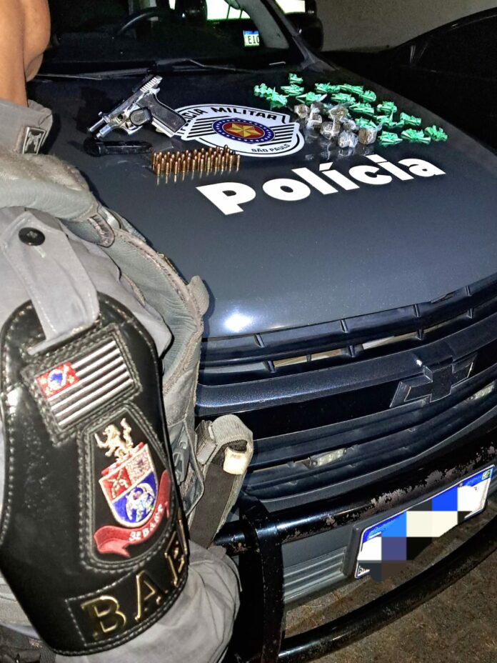 BAEP prende homem com arma, munições e drogas em Cruzeiro BAEP prende homem com arma, munições e drogas em Cruzeiro
