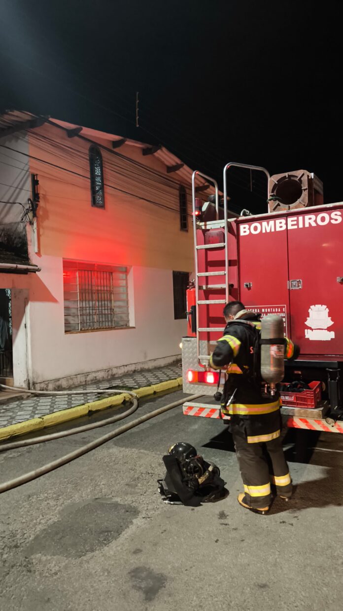 VÍDEO: Atêlie pega fogo e mobiliza bombeiros em Ubatuba VÍDEO: Atêlie pega fogo e mobiliza bombeiros em Ubatuba