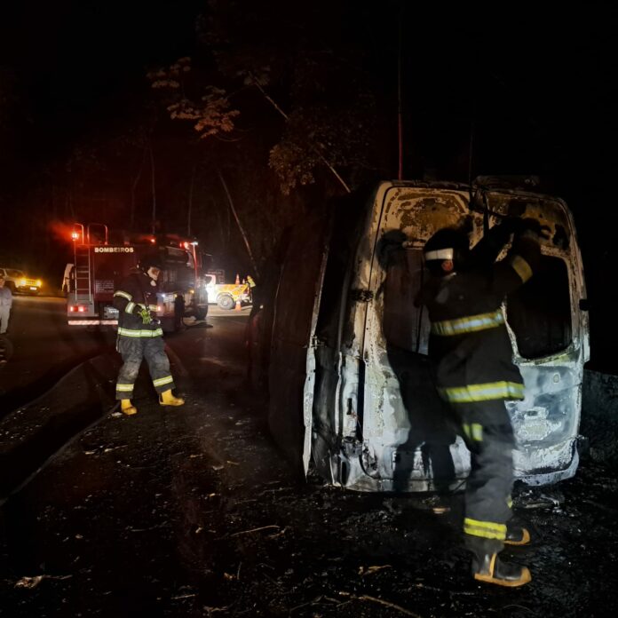 Ambulância da Prefeitura de Ubatuba pega fogo após pane elétrica na Oswaldo Cruz Ambulância da Prefeitura de Ubatuba pega fogo após pane elétrica na Oswaldo Cruz