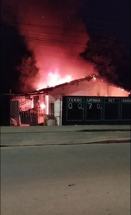 VÍDEO: Incêndio atinge depósito de reciclagem em Taubaté e área construída é interditada VÍDEO: Incêndio atinge depósito de reciclagem em Taubaté e área construída é interditada
