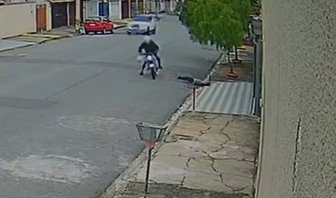 VÍDEO: Polícia prende suspeito que roubou e derrubou idosa de 82 anos em Taubaté VÍDEO: Polícia prende suspeito que roubou e derrubou idosa de 82 anos em Taubaté