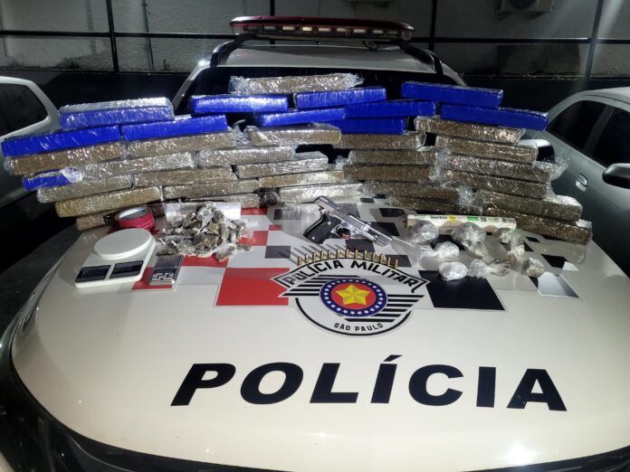 Polícia prende dupla e apreende adolescente com mais de 35 kg de drogas em São José