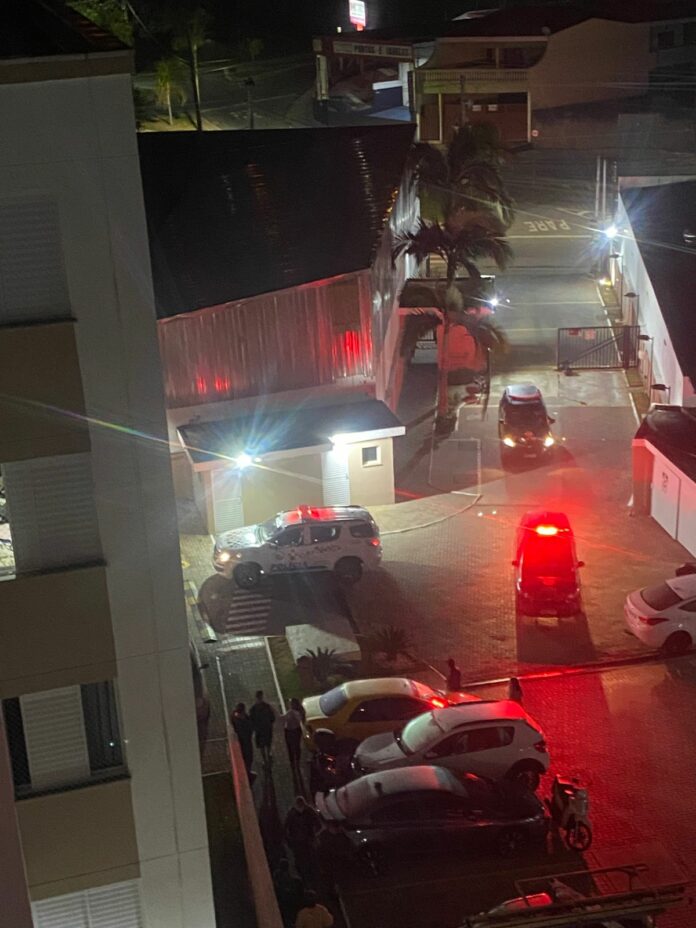 Mulher é esfaqueada dentro de casa e PM de folga mata agressor em Várzea Paulista Mulher é esfaqueada dentro de casa e PM de folga mata agressor em Várzea Paulista