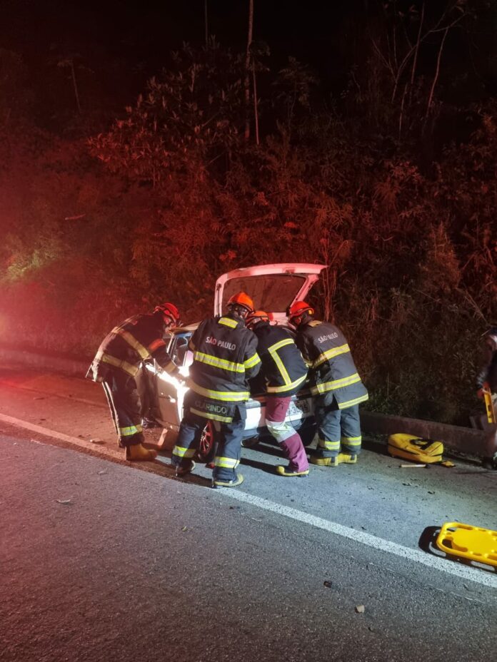 Acidente na Rio-Santos deixa três feridos em Ubatuba Acidente na Rio-Santos deixa três feridos em Ubatuba