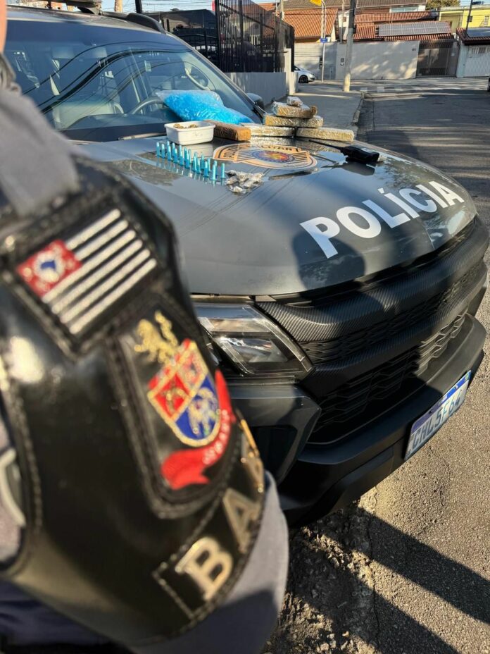 Dupla é presa por tráfico de drogas com mais de 2,5 kg de maconha e cocaína em São José