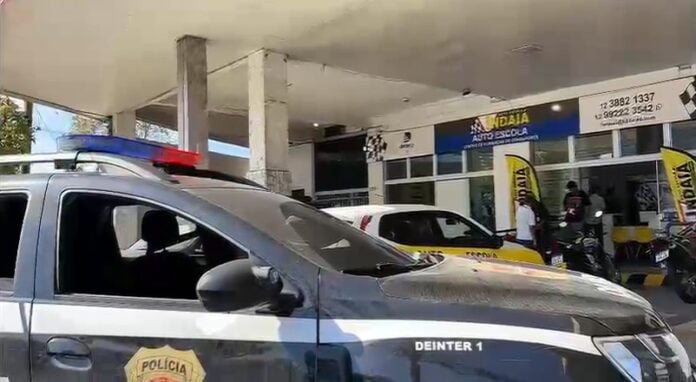 Casal dono de colégio e autoescola é preso por fraudes em aulas de direção e estelionato em Caraguatatuba Casal dono de colégio e autoescola é preso por fraudes em aulas de direção e estelionato em Caraguatatuba