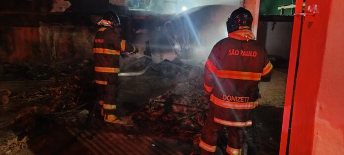 Incêndio atinge quintal de residência em Caraguatatuba e destrói piscinas de fibra