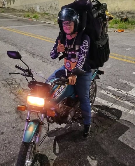 Motociclista morre após bater em poste, em São José