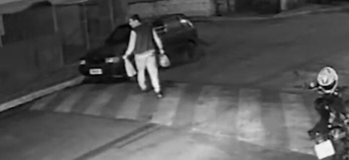 VÍDEO mostra momento em que homem é atropelado após sair de mercadinho em Jambeiro