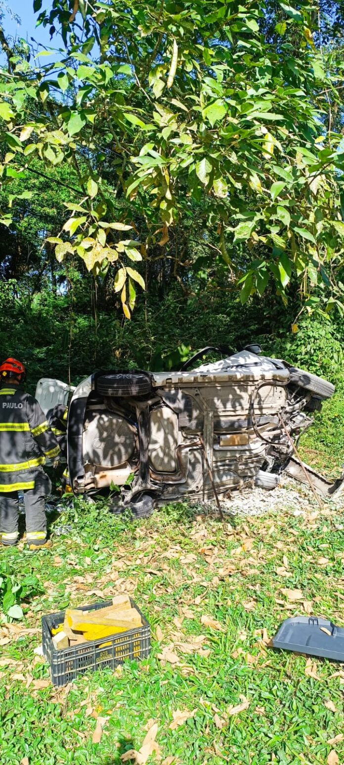 Motorista morre após acidente entre carro e caminhão na rodovia Rio-Santos, em Caraguatatuba