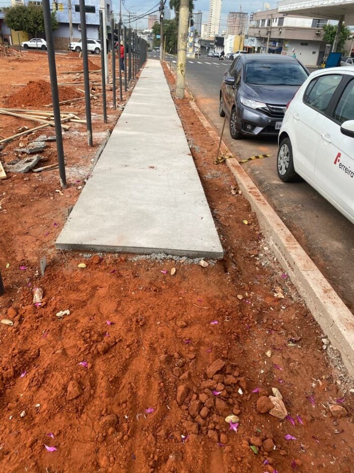 Bom exemplo de calçada sendo construída num plano só