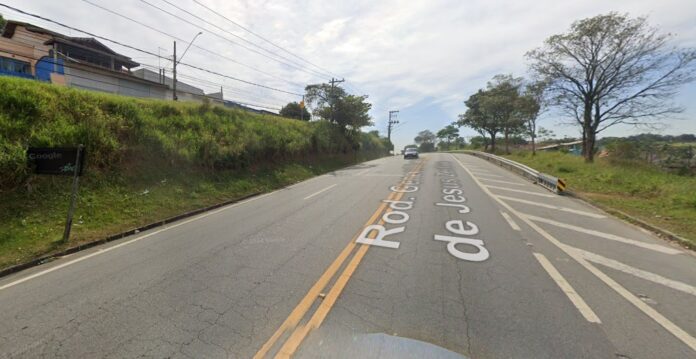 Motorista morre após caminhão tombar e atingir muro em São José Motorista morre após caminhão tombar e atingir muro em São José