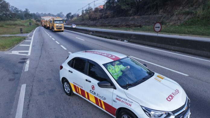 Carga especial passa pela Via Dutra na manhã desta quinta (24)