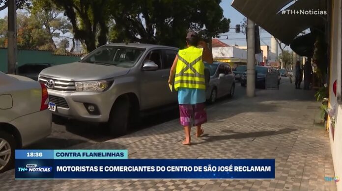 Flanelinhas seguem atuando no centro de São José, mesmo com câmeras e Zona Azul