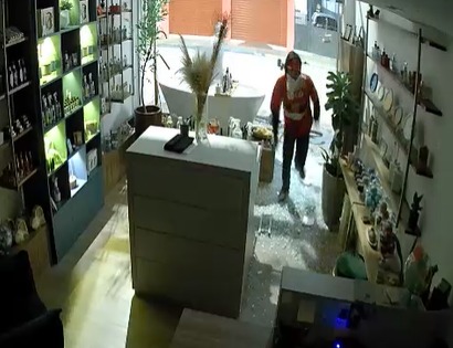 VÍDEO: Criminosos quebram vitrine e furtam loja de perfumes no Centro de Caraguatatuba