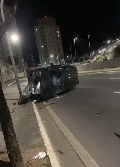 Carro tomba e bate em poste após motorista perder em São José