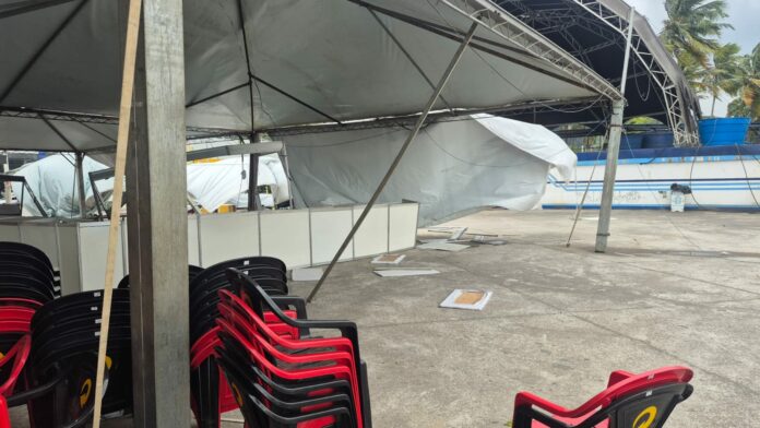 Ventania de 70 km/h causa quedas de árvores e destelhamentos no Litoral Norte