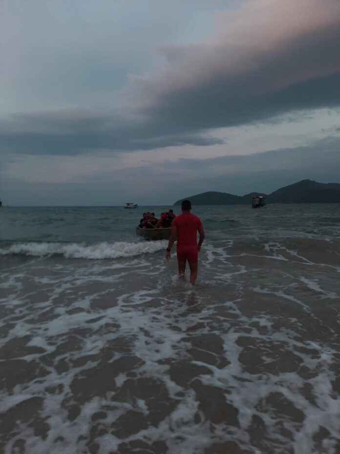 Família é resgatada após embarcação ficar à deriva durante ressaca em Ubatuba