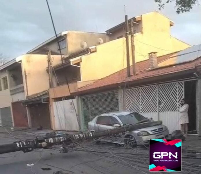 Poste cai e atinge carro em São José
