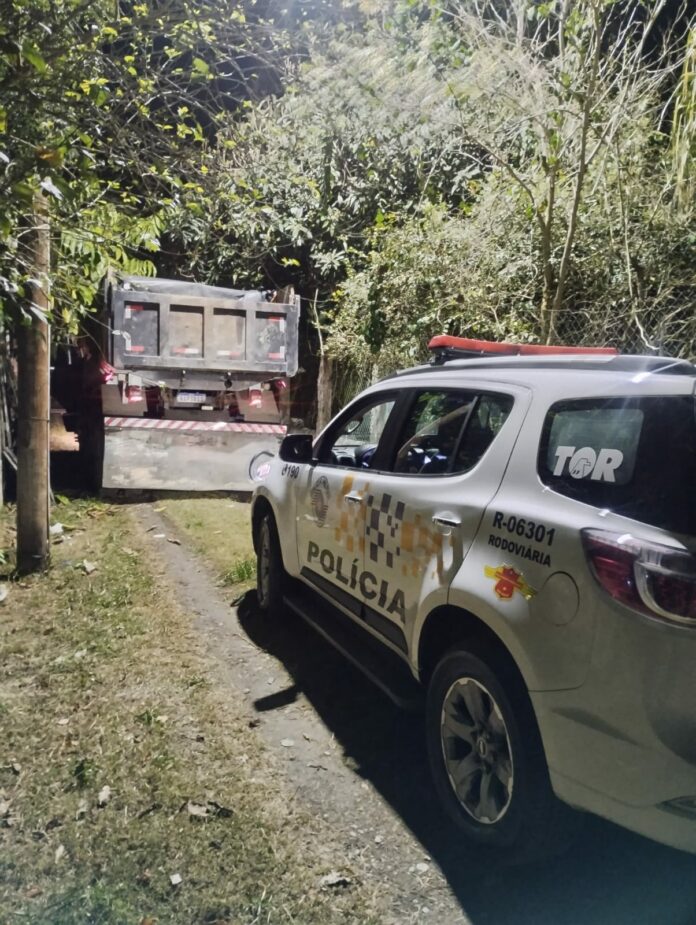 Dupla é presa com 7 mil litros de combustível furtado de dutos subterrâneos em Paraibuna Dupla é presa com 7 mil litros de combustível furtado de dutos subterrâneos em Paraibuna