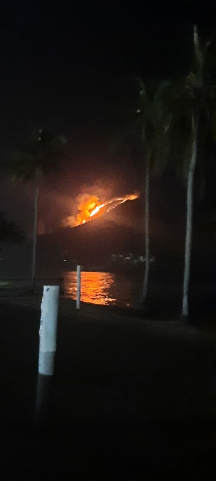 Bombeiros seguem no combate a incêndios em morros de Caraguatatuba pelo 2º dia seguido Bombeiros seguem no combate a incêndios em morros de Caraguatatuba pelo 2º dia seguido