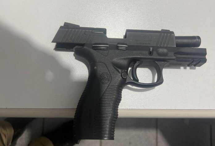 Comerciante é preso por porte ilegal de arma após reagir a tentativa de roubo em Potim