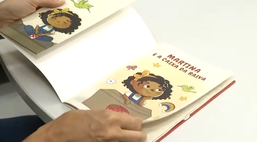 Confira o lançamento do livro 'Martina e a Caixa da Raiva' na orla de Santos