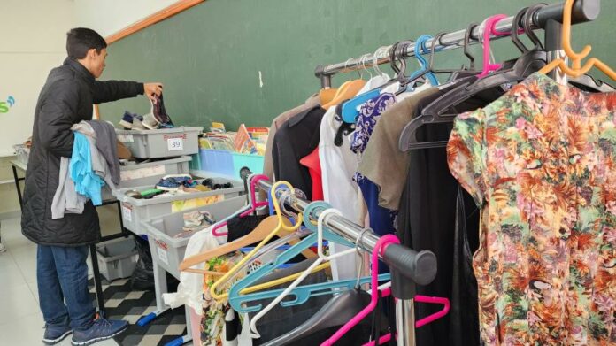 Armário Solidário distribui roupas nesta terça (15) em escola do Jardim Continental, em Taubaté