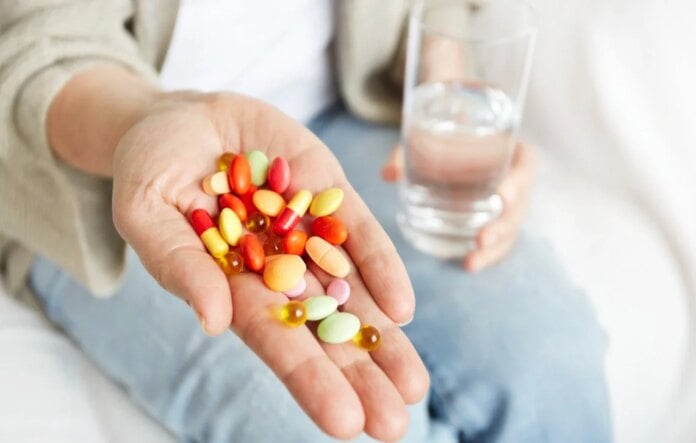 Misturar remédios, alimentos ou suplementos sem orientação pode ser perigoso