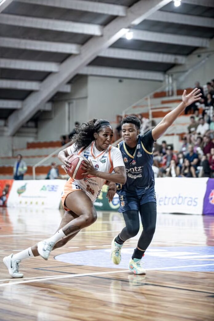 Ourinhos vence São José, empata série e força jogo 3 nas quartas de final da LBF Ourinhos vence São José, empata série e força jogo 3 nas quartas de final da LBF