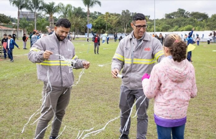 Projeto ensina crianças a empinar pipa longe da rede elétrica